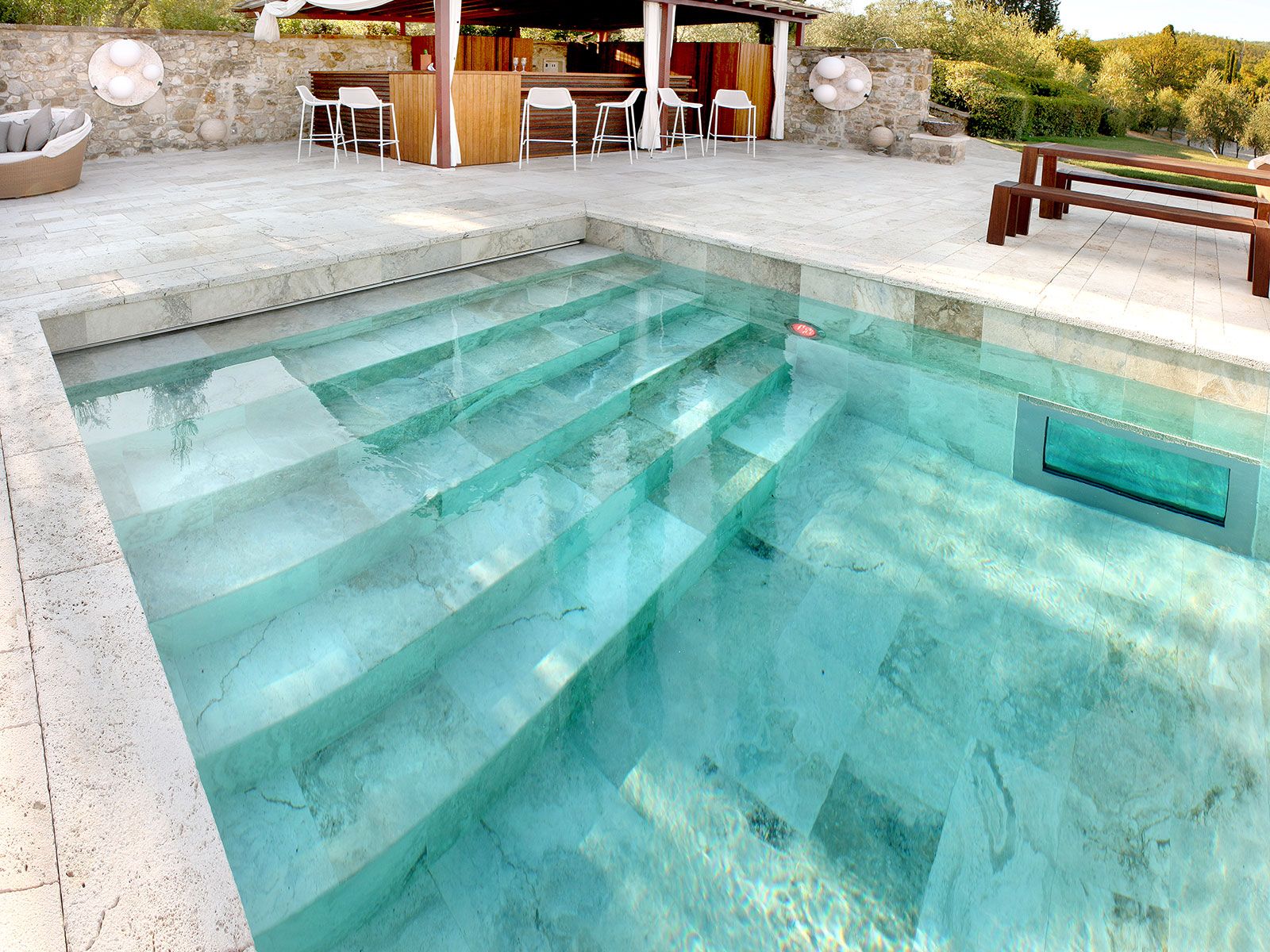 отделка бассейна травертином